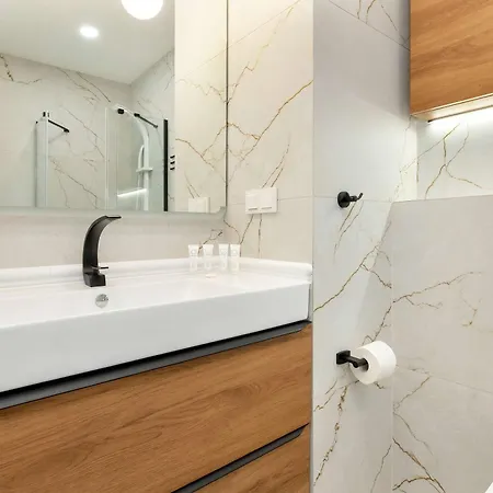 Unique 1 Bedroom With Parking And Gym Access By Renters Daire *